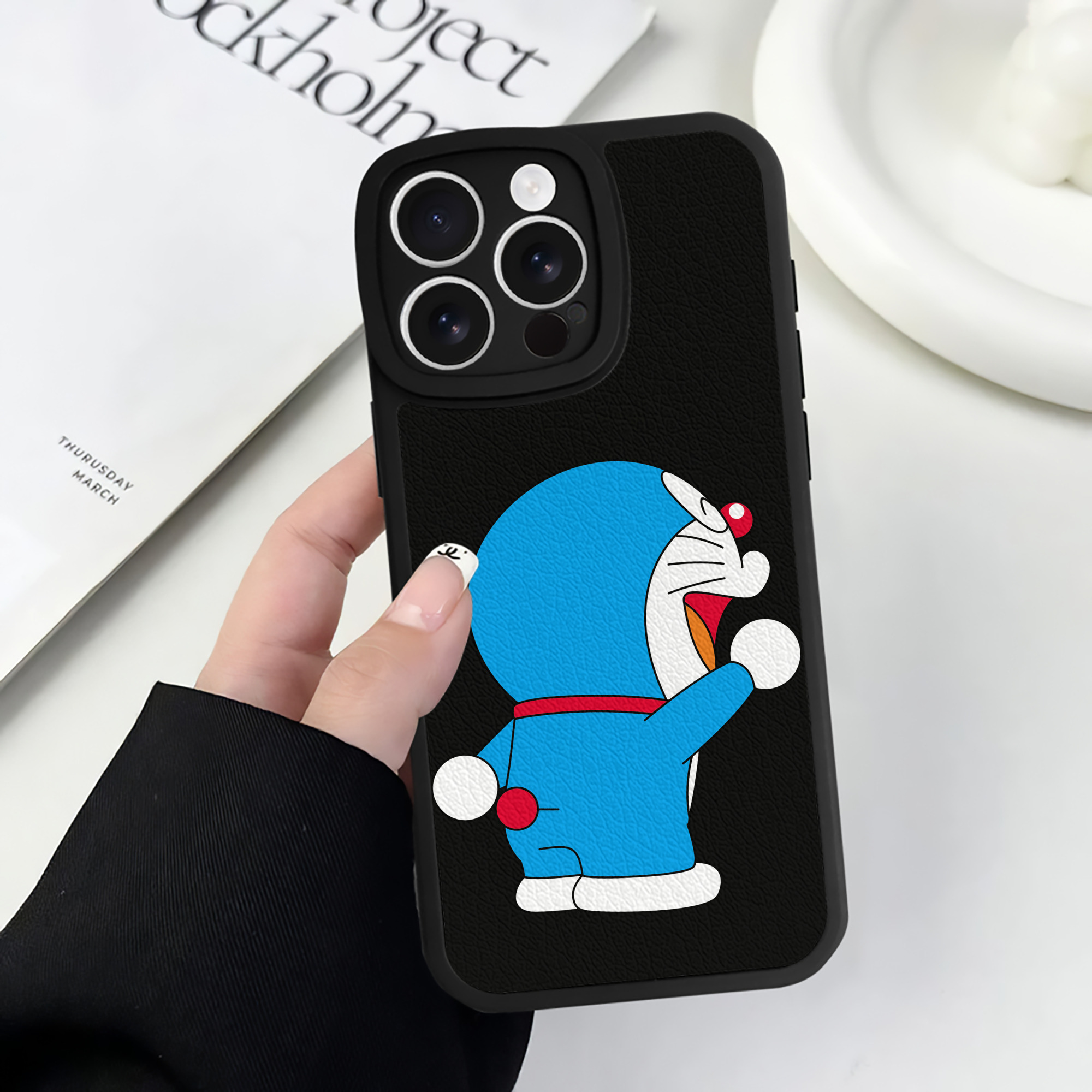 （画像用） ドラえもん Doraemon 【iPhone 16シリーズ対応】シリコンスマホケース（レザー調） 材質：シリコン